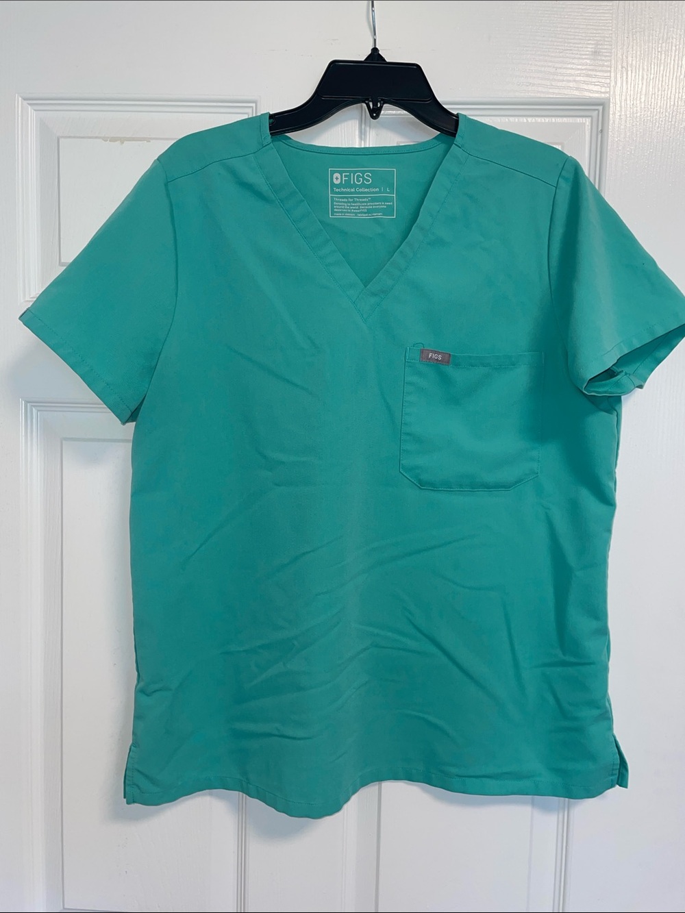 FIGS women’s Catarina style Scrub Top. Size large